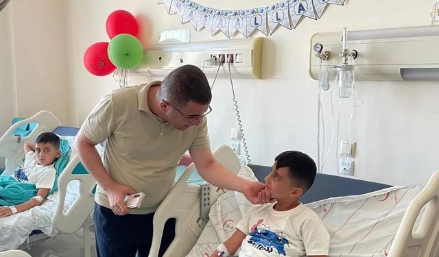 Kaymakam Okan Daştan’dan sünnet olan çocuklara anlamlı ziyaret