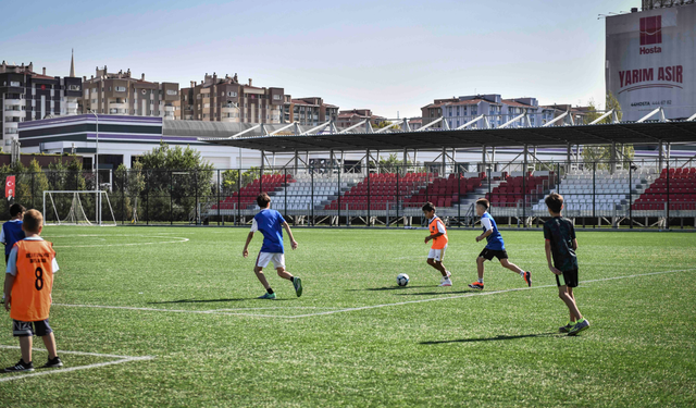 Başkentli minikler yaz tatilinde futbolla buluştu