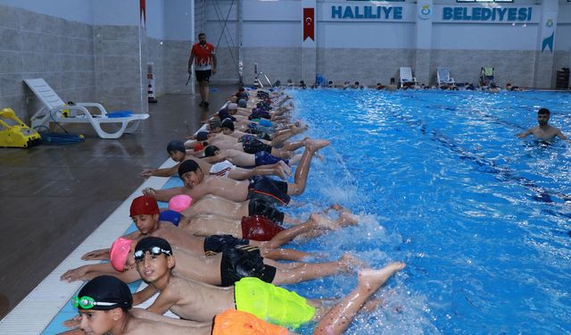 Havuz keyfi Haliliye'de çocukların ve gençlerin yüzünü güldürdü