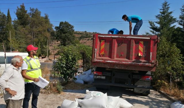 Kocaeli Belediyesi üreticiye tavuk yemi ve ekipman desteği