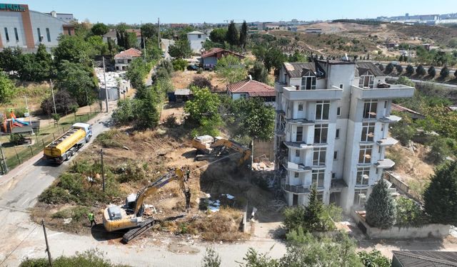 Çayırova’da riskli yapıların yıkımına başlandı