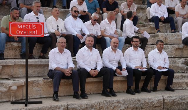 Tarihi Konuralp Amfi Tiyatro’da Belediye Meclis toplantısı yapıldı
