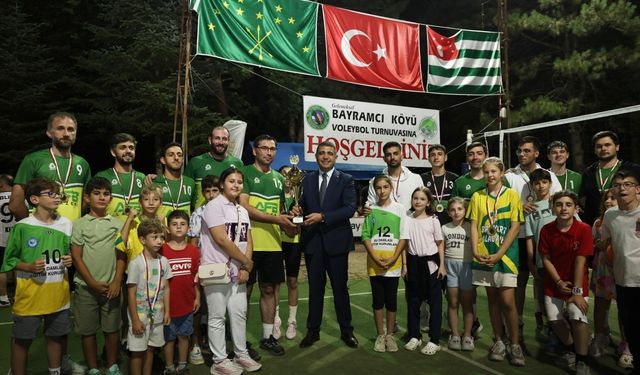 Bayramcı voleybol turnuvasında  Tahirağa şampiyon oldu