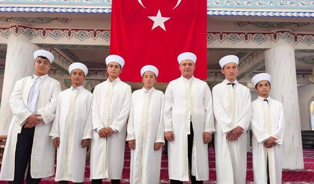 Şalpazarı Sütpınar’da hafızlara icazet merasiminde belgeleri verildi
