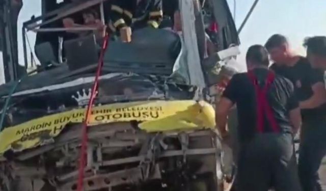Mardin’de kaza: Halk otobüsü ile tır çarpıştı, 1 can kaybı