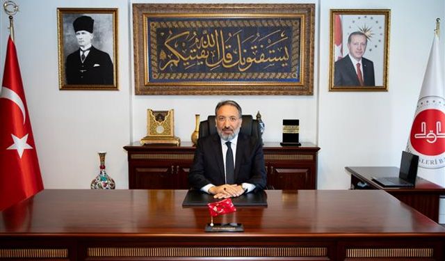 Rektör Turabi, hemşehrisi Prof. Dr. Safi Arpaguş’a tebrik etti