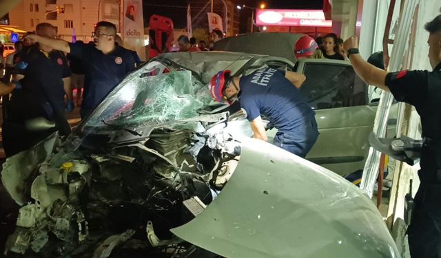 Adana’da otomobil mobilya mağazasına girdi: 1 yaralı