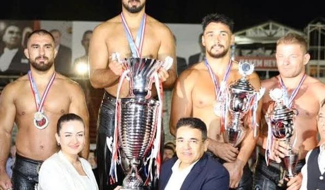 Balıkesir Büyükşehir Belediyesporlu Enes Doğan Elmalı’nın 2. kez Başpehlivanı oldu