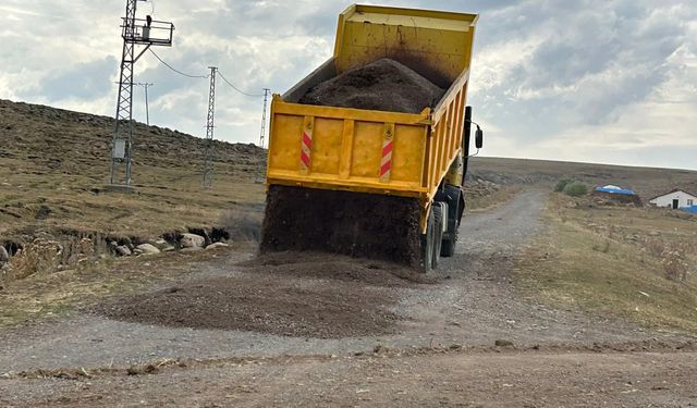Susuz’da köy yollarında bakım ve onarım çalışmaları sürüyor