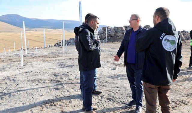 Kars Valisi Polat, Asboğa Köyü’ndeki Güneş Enerji Sistemi çalışmalarını inceledi