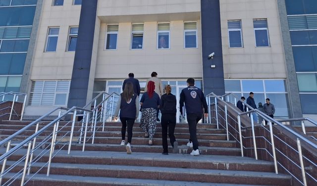 Kars’ta banka kartı dolandırıcılığı operasyonu: 2 şüpheli gözaltına alındı