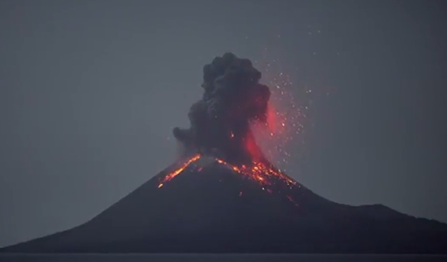Semeru Yanardağı'nda art arda iki patlama