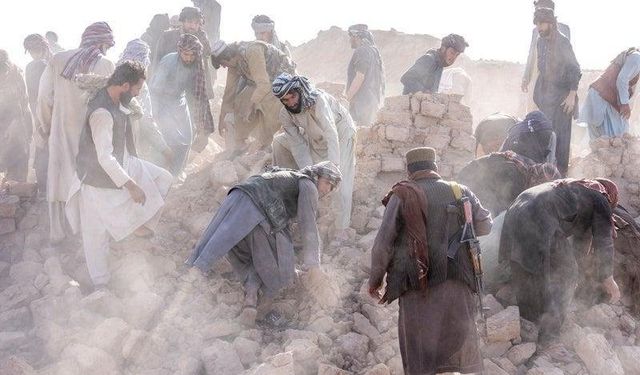 Afganistan'da deprem: en az  250 ölü