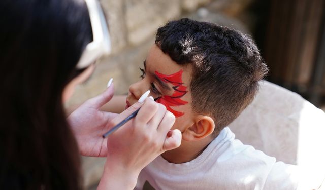 Sağlık Bakanlığı’ndan çocuklarda yüz boyalarına uyarı: “Güvenlik testi yapılmamış ürünlerden uzak durun”