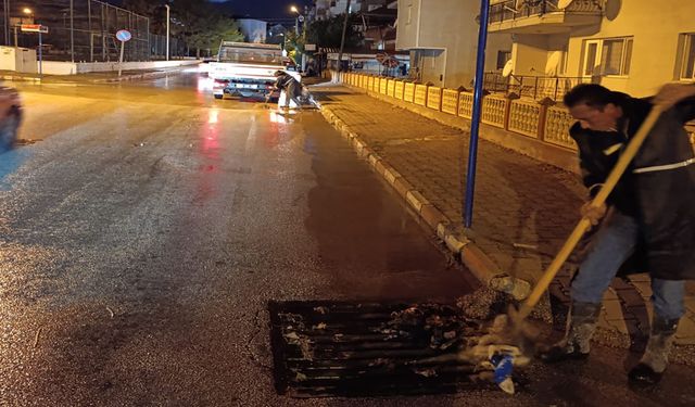 Burdur belediyesi yağmurdan sonra mazgalları temizledi