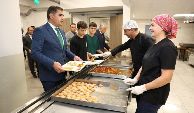 Vali Aslan Lise öğrencileriyle birlikte yemek yedi