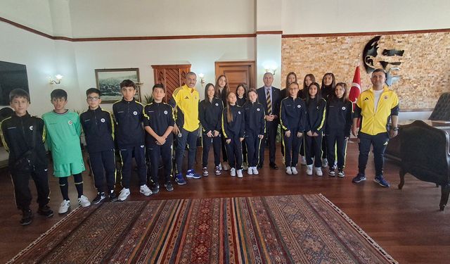 Fenerbahçe Spor Okulları sporcularından kaymakama ziyaret