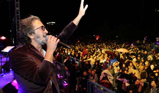 Yağmur yağdı, coşku dinmedi: Fettah Can sahnedeydi