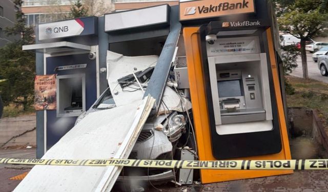 Ankara'da kaygan yolda kaza: Otomobil ATM'ye girdi