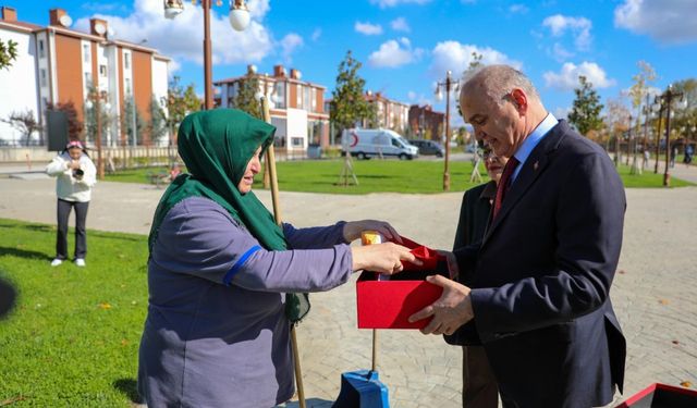 Başkan Özlü, “Bayrak Kahramını”nı taltif etti