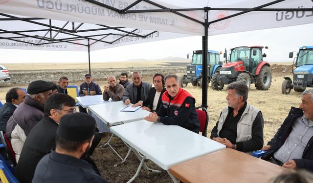 Kars Tarım İl Müdürü Enver Aydın, Başgedikler Köyü Merası’nda yetiştiricilerle bir araya geldi
