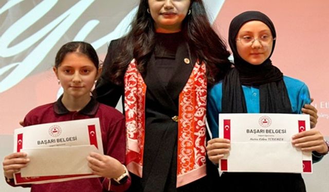 Şalpazarı’nın İlk Kadın Kaymakamı Akpınar, öğrencilere başarı belgelerini takdim etti