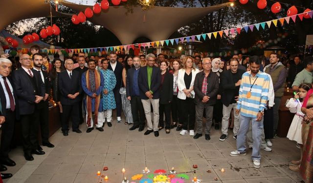 Divali coşkusu Gençlik Parkı’nda yaşandı