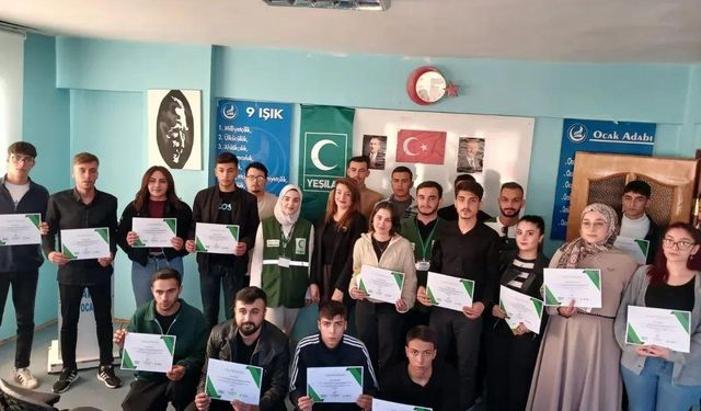 Kars Yeşilay'dan Ülkü Ocakları'nda bağımlılıkla mücadele eğitimi