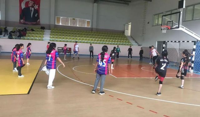 Kağızman’da GSB Spor okulları hentbol antrenmanları sürüyor