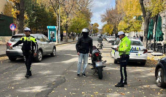 Kars’ta motosikletli kuryelere yönelik trafik denetimi Gerçekleştirildi