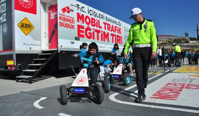 Mobil Trafik Eğitim TIR'ı Kars'ta öğrencilerle buluştu