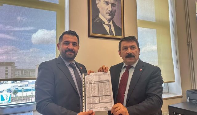 Kars CHP İl Başkanı Onur Uludaşdemir mazbatasını aldı