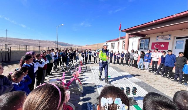 Kars İl Jandarmasından öğrencilere trafik bilinçlendirme semineri