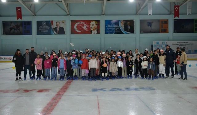 Kars’ta Dünya Kızlar Buz Hokeyi Günü coşkuyla kutlandı