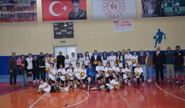 Dünya Kız Çocukları Günü'nde kız voleybolcularla anlamlı buluşma
