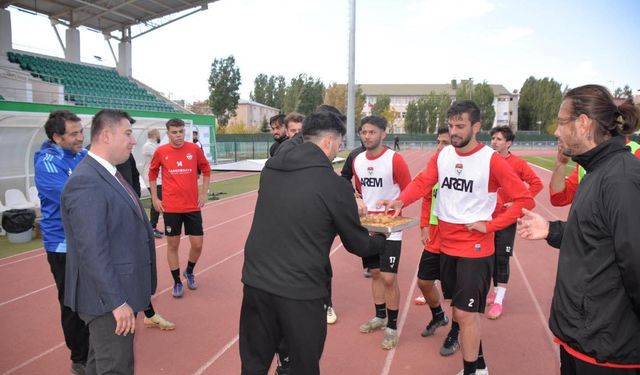 Kars Milletvekili Adem Çalkın'dan Kars 36 Spor’da maç öncesi tatlı ikramı