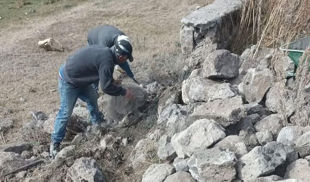 Selim Asri Mezarlığı'nda yıkılan duvarların yapımına başlandı