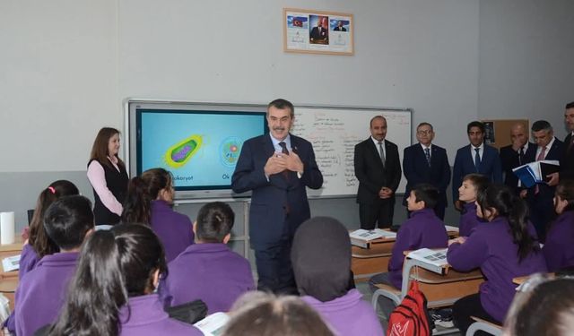 Milli Eğitim Bakanı Yusuf Tekin, Sarıkamış Fen Lisesi’ni ziyaret ederek incelemelerde bulundu