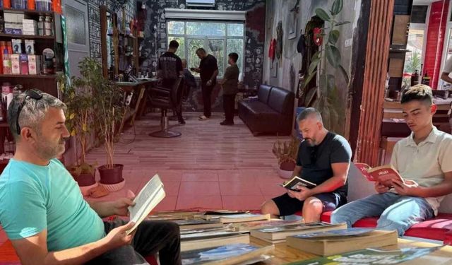 Serik'te kitapsever esnaf: Müşteriler sıra beklerken kitap okuyor