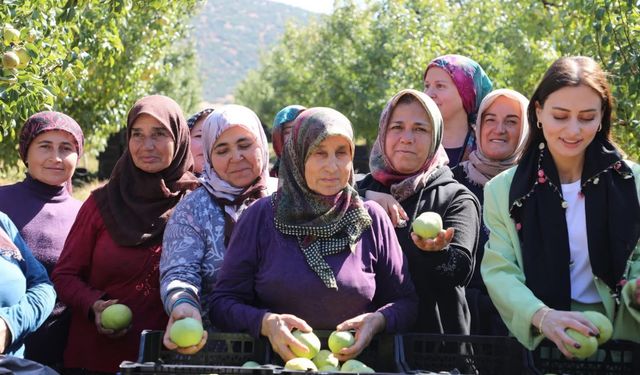 Başkan Caran, kadın çiftçiler günü’nde emekçi kadınlarla hasada katıldı