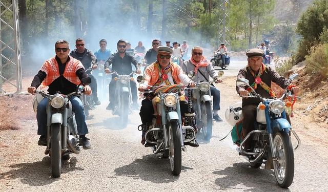Kaş’ta klasik motosiklet tutkusu sosyal medyayı sallıyor