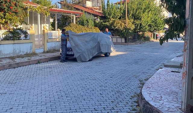 Temizlik çalışmalarında araçlara brandalı önlem