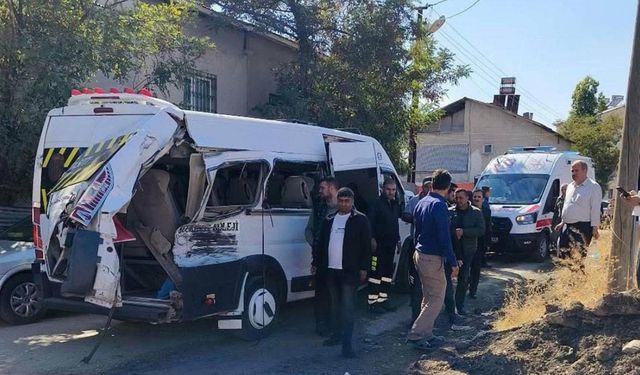 Muş’ta yolcu treni okul servisine çarptı: 17 öğrenci yaralandı