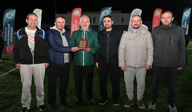 Emniyet Müdürlüğü, Isparta Belediyesi Başkanlık Kupası’nın şampiyonu oldu