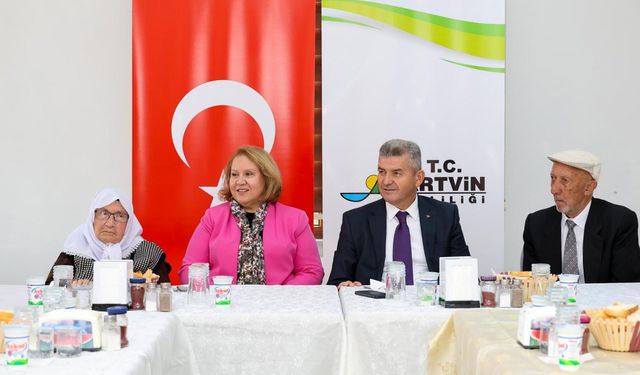 Artvin Valisi Ergün, sakin şehir Şavşat’ta huzurevi sakinlerini ziyaret etti