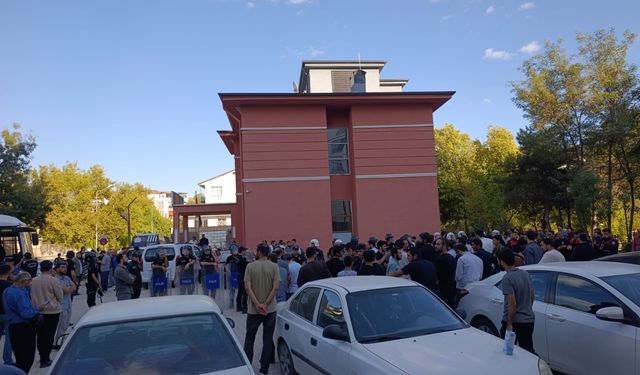 Elazığ’da izinsiz yürüyüşe polis müdahalesi