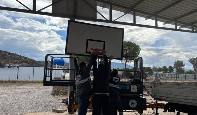 Milas Belediyesi basketbol potalarının kurulumlarına başladı