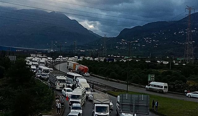 Payas-Adana otoyolu’nda sel alarmı: Trafik tek yönden sağlanıyor