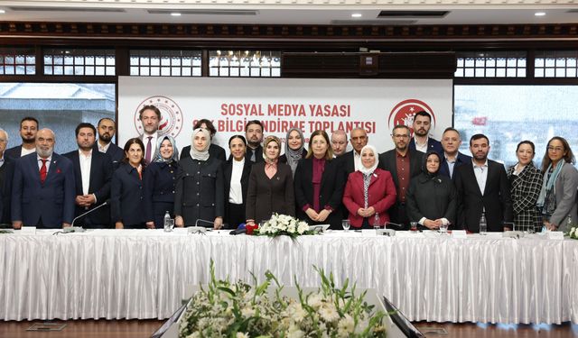 Bakan Göktaş, sosyal medya düzenlemesi için STK temsilcileriyle bir araya geldi