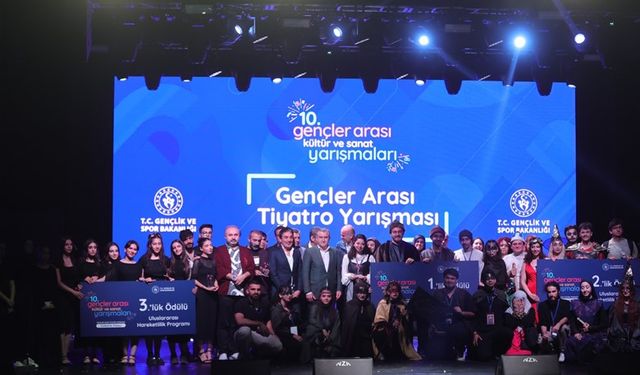 Genç oyuncular Aspendos Antik Tiyatrosu'nda sahne aldı